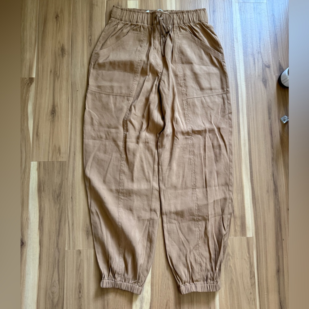 Abercrombie jogger khakis
New with tags